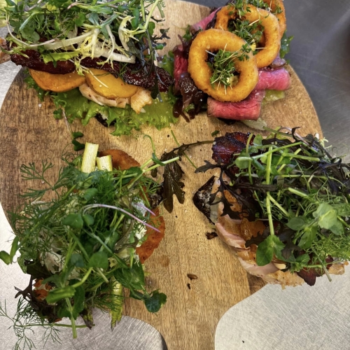 Et udvalg af smørrebrød fra Svogers Spiseri i Sæby.