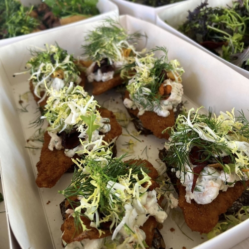 Sprøde fiskefileter med hjemmelavet dressing og friske urter – smørrebrød til ud af huset i Sæby.