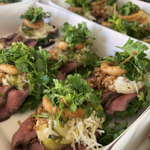Luksus smørrebrød med roastbeef, remoulade, ristede løg og friske krydderurter – takeaway i Sæby, ikke langt fra Frederikhavn.