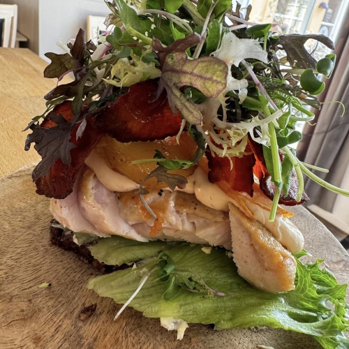 Smørrebrød med unghane, svampemayo, ristet kartoffel og bacon – fra Svogers Spiseri i Sæby, en kort køretur fra Aalborg.