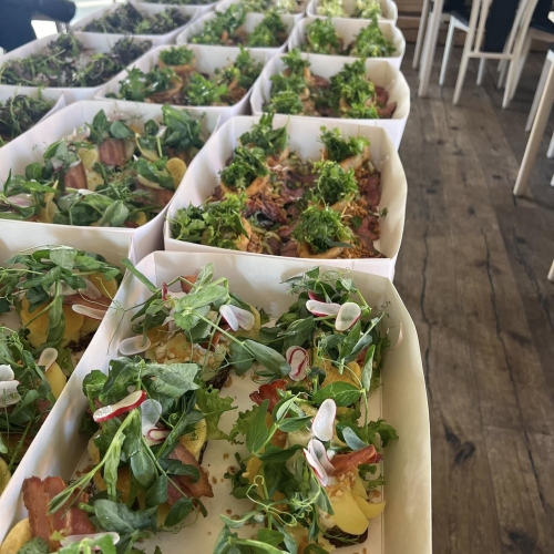 Stort udvalg af smørrebrød pakket klar til takeaway – bestilles ud af huset i Sæby.