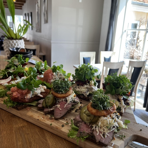 Indbydende fad med klassisk og moderne smørrebrød klar til servering i Sæby - ikke langt fra Frederikshavn og Aalborg.