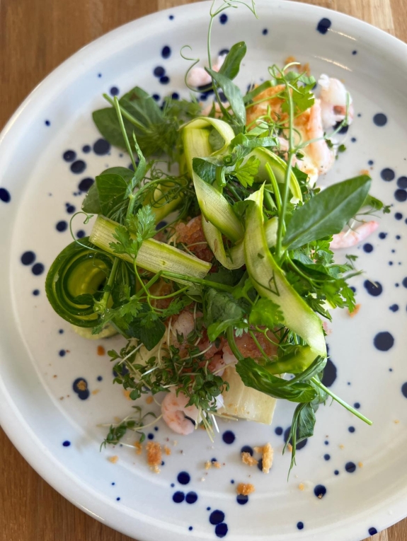 Lyst brød med rejer fra restaurant i Sæby, nær Frederikshavn